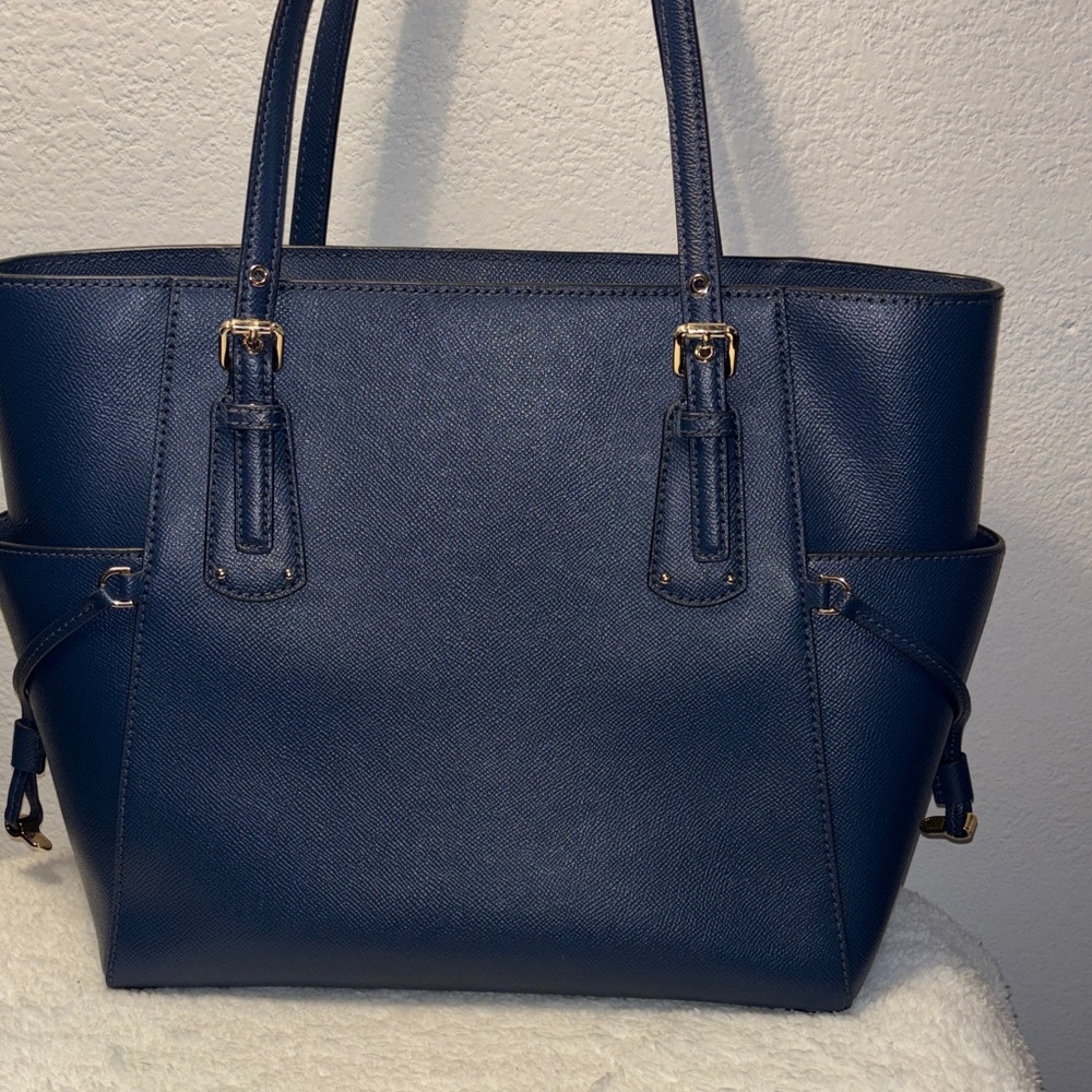 Michael Kors Voyager Saffiano leather tote bag in navy blue. - Picture 4 of 12